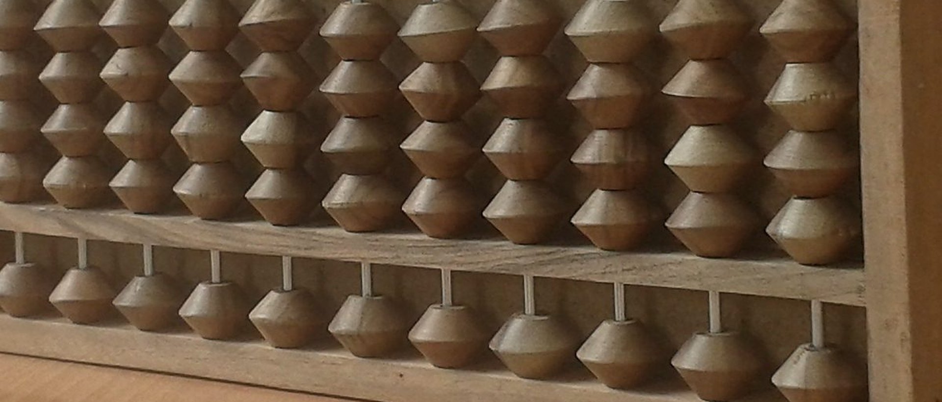 木製そろばんのクローズアップ（イメージ）