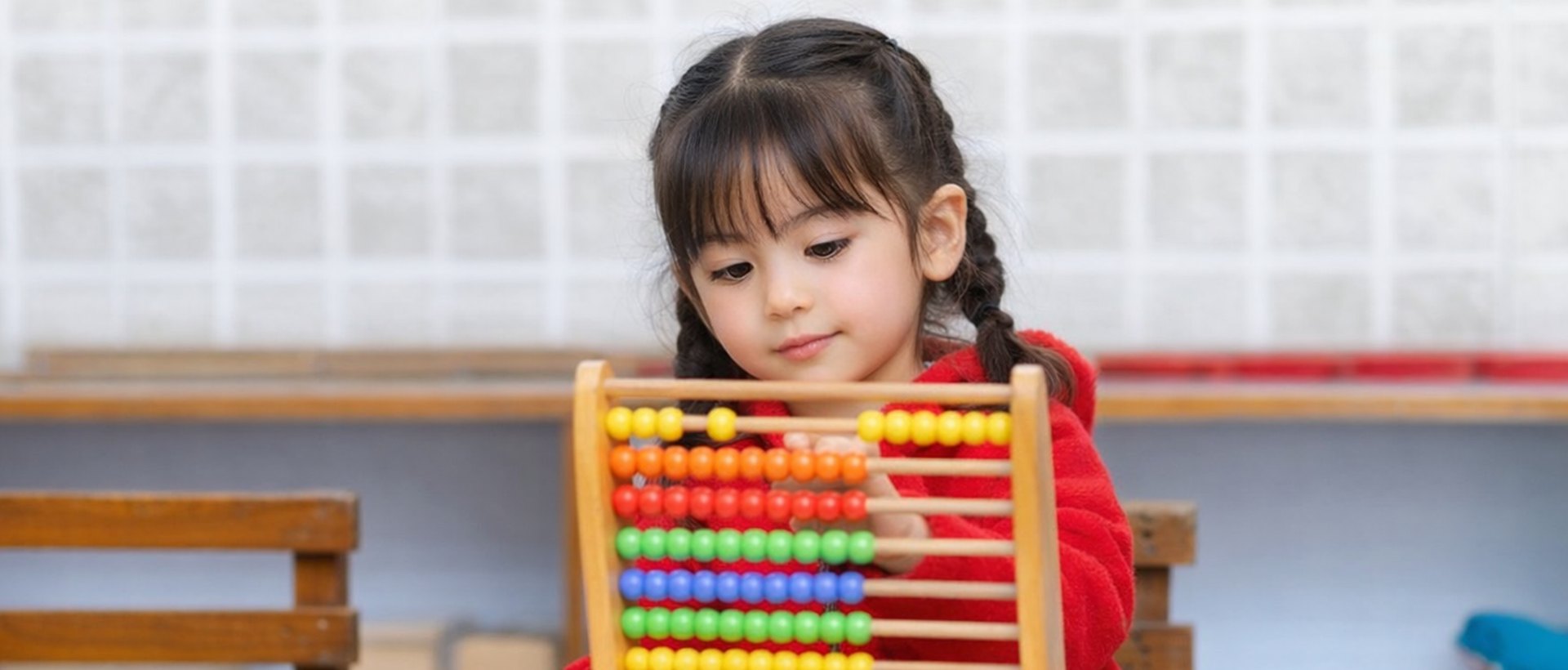 教室でそろばんに取り組む日本人の女の子（イメージ）